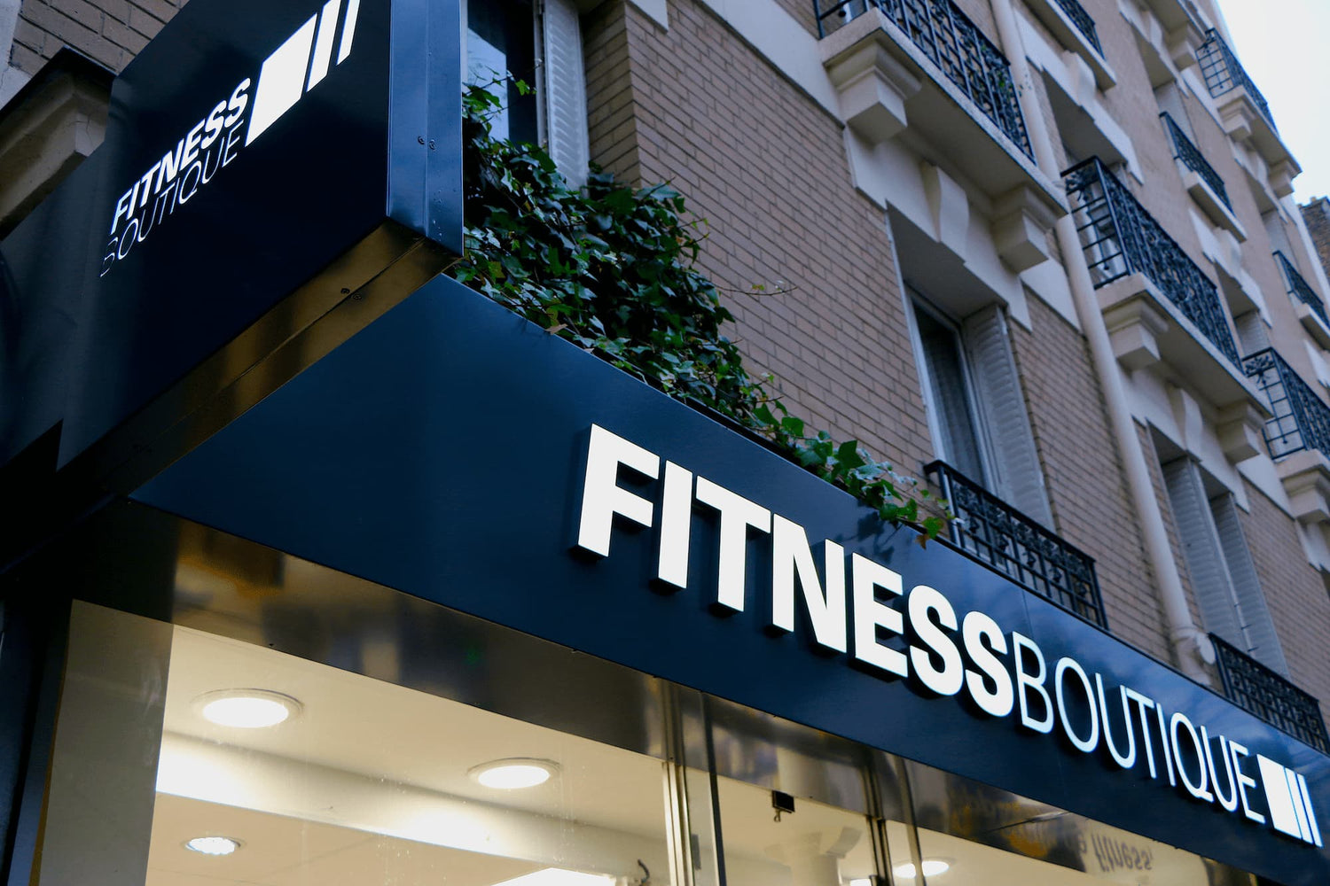 Gros plan d'un enseigne de magasin FitnessBoutique franchisé