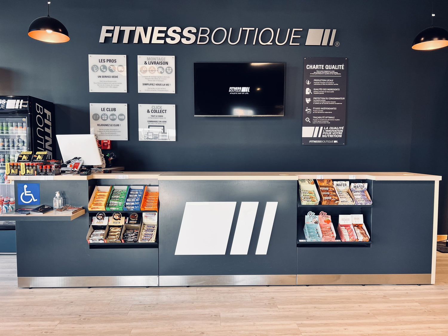 Caisse d'un magasin franchisé FitnessBoutique avec ses différents éléments et visuels