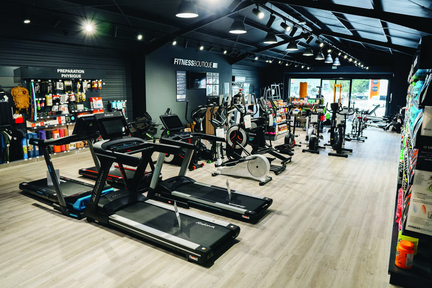 Vue intérieure du rayon matériel de fitness d'un magasin franchisé FitnessBoutique